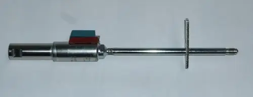 Daikin Düsenstange mit einer metallischen Oberfläche und einem länglichen Gehäuse, ausgestattet mit einem seitlichen Griff und einer abgerundeten Spitze.